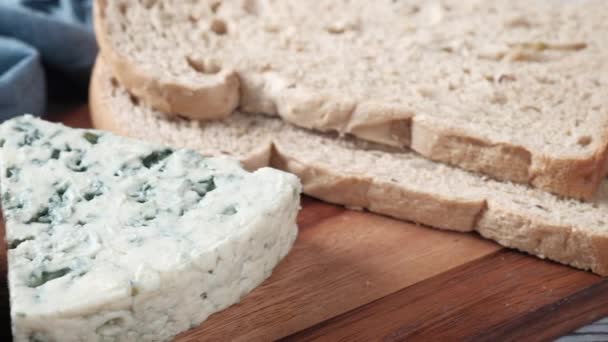 Mavi peynir, kahverengi ekmek, yumurta ve badem fıstığı masada.. — Stok video