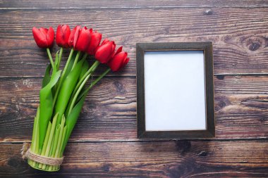 Siyah arkaplanda boş çerçevenin üst görünümü .