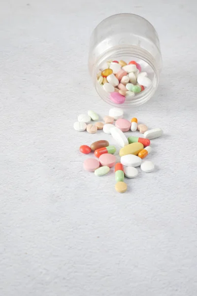 Close-up van vele kleurrijke pillen en capsules — Stockfoto