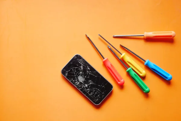 Ovanifrån av trasiga smart telefon på färg bakgrund — Stockfoto