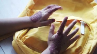 Okul çantasıyla okula gitmeye hazır tanınmamış bir kız çocuğu. 