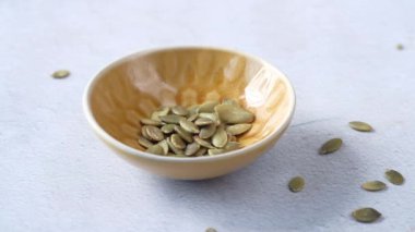 Güneş tohumları küçük bir kabın içinde 