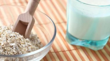 Yulaf gevreği, masada bir bardak süt. 