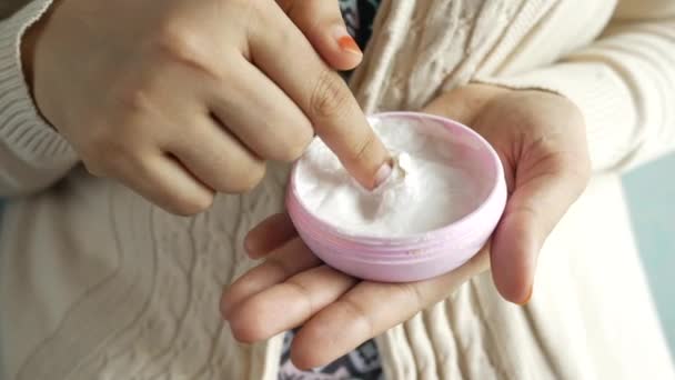 Mujer aplicando crema de belleza en la piel en casa vista superior — Vídeos de Stock