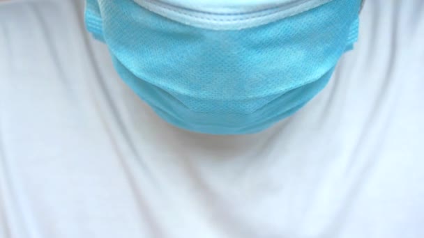 Κοντινό πλάνο του ανθρώπου με προστατευτική μάσκα προσώπου λαμβάνοντας βαθιά ανάσα — Αρχείο Βίντεο