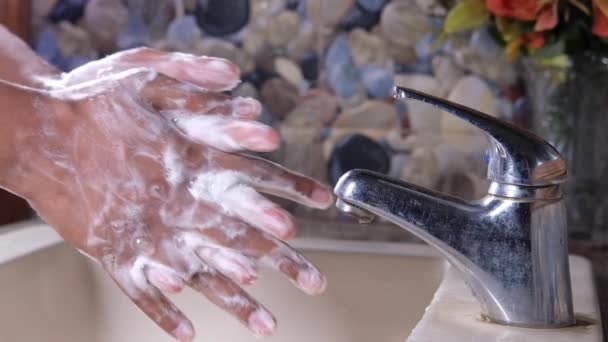 Jongeman wassen handen met zeep warm water — Stockvideo
