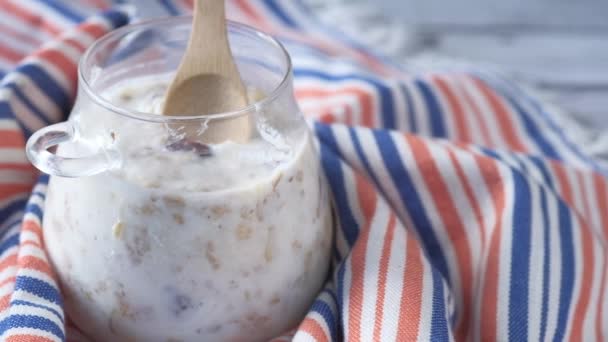 Cereali colazione i e yogurt n ciotola sul tavolo — Video Stock