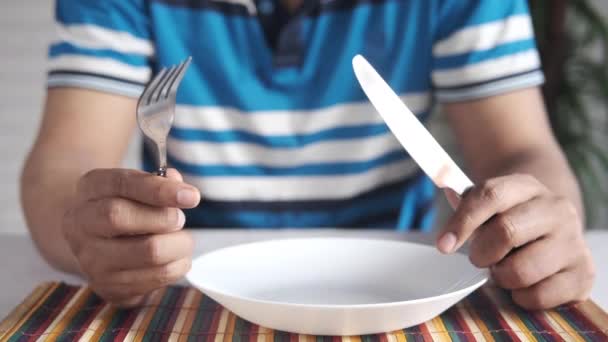 Cubertería de mano con plato vacío sobre mesa de madera — Vídeos de Stock