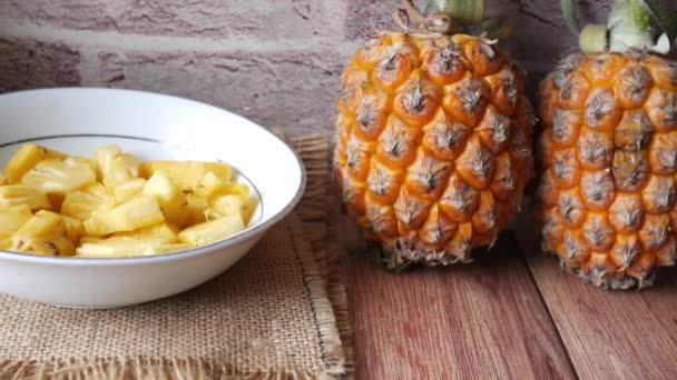 Skiva ananas i skål på bordet — Stockvideo