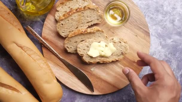 Fetta di burro e pane integrale sul tagliere — Video Stock