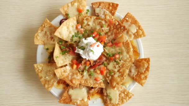 Chip jagung nachos dengan daging cincang goreng — Stok Video