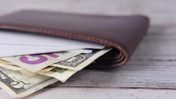 Close up de carteira, dinheiro e cartão de crédito na mesa — Vídeo de Stock