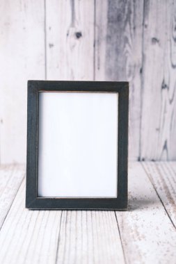 Ahşap arkaplanda boş çerçeve .