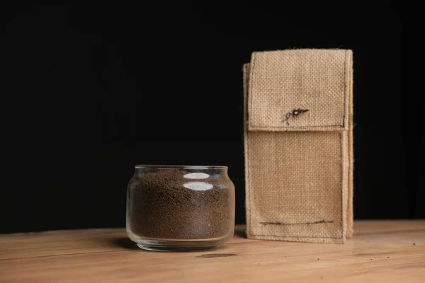 Luźna herbata w szklanym słoiku i organiczna torba na stole . — Zdjęcie stockowe