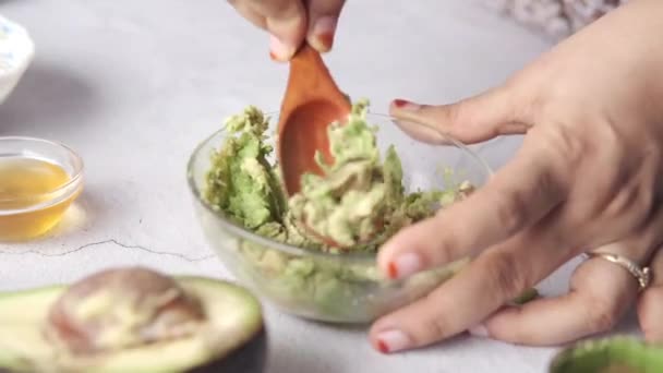 Zelfgemaakte natuurlijke avocado cosmetische op tafel — Stockvideo