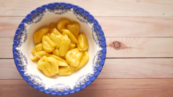 Vista superior de rebanada de frutos de jaca en un tazón en la mesa. — Vídeos de Stock