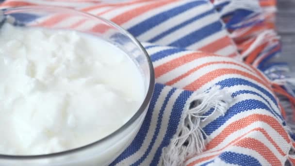 Frischer Joghurt in einer Schüssel auf dem Tisch — Stockvideo