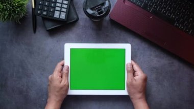 Dijital tableti ofis masasında dava eden genç adamın düz kompozisyonu 