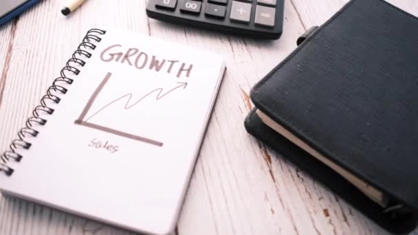Рукописний графік росту на блокноті на офісному столі — стокове відео