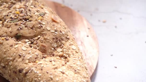 Detalj skott av fullkornsbakat bröd på bordet — Stockvideo