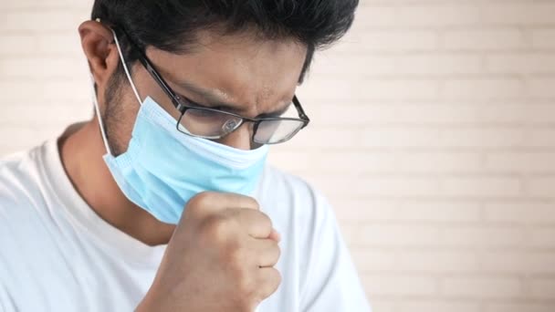 Ung sjuk man hosta och nyser — Stockvideo