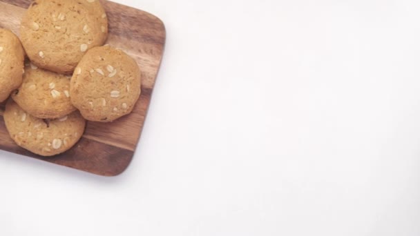 Galletas dulces y rebanada de plátano en blanco — Vídeos de Stock