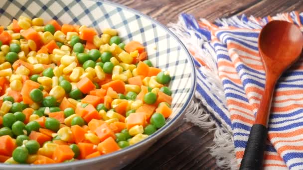 Close up of corn, carrot and beans in a bowl, — Stock Video