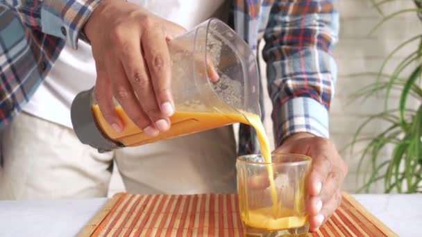 Koktajl mango i blender na stole z miejscem do kopiowania , — Wideo stockowe