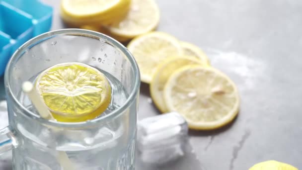 テーブルの上でレモンの水を飲む、上のビューをリフレッシュ — ストック動画