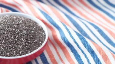 Bir kabın içindeki chia tohumunu kapat ,