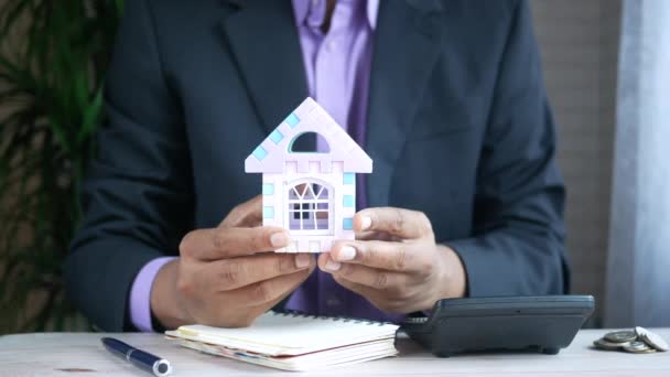 O conceito de conceito de finanças, homem segurando casa na mão — Vídeo de Stock