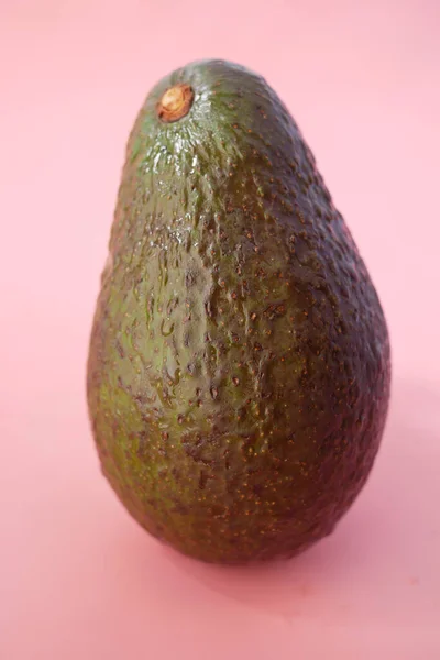 Slice of avocado on pink background — Stock Photo, Image