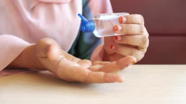  Kopya alanı olan el dezenfektanı kullanan genç kadınlar 