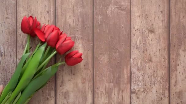 Dank u wel bericht, enveloppe o en rode tulp bloem op tafel — Stockvideo