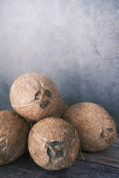 Parte de coco fresco em uma toalha de mesa — Fotografia de Stock