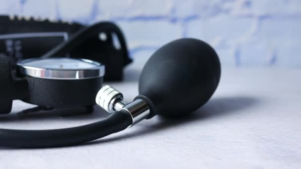 Máquina de presión arterial y píldora médica en la mesa . — Vídeos de Stock