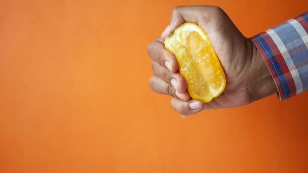 Hombre mano sosteniendo rebanada de fruta naranja — Vídeo de stock