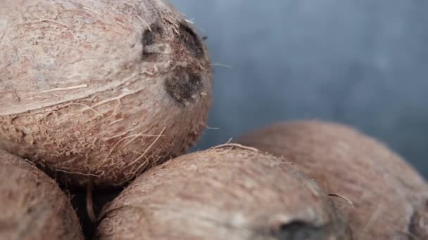 Fetta di cocco fresco su una tovaglia — Video Stock