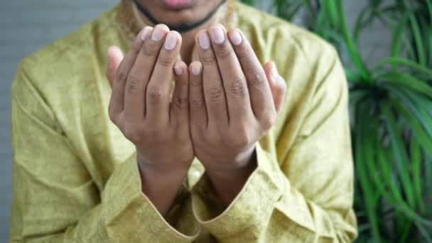 Muslim muž držet ruku v modlitbě gesta během ramadánu, zblízka — Stock video