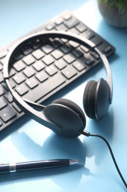 Çağrı merkezi kulaklığı masanın üzerinde. ,