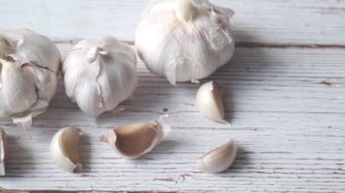 Beyaz arkaplanda pf sarımsağı kapat,