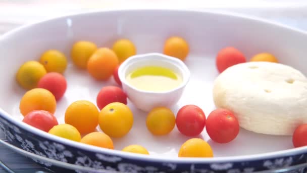 Tomate cereja, queijo e azeite na mesa — Vídeo de Stock
