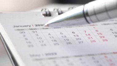 2022 Ocak 'ta ofis masasında takvim