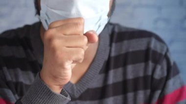  Genç hasta adam öksürüyor ve hapşırıyor. 