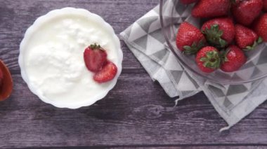 Masadaki kasede taze çilek ve yoğurt 
