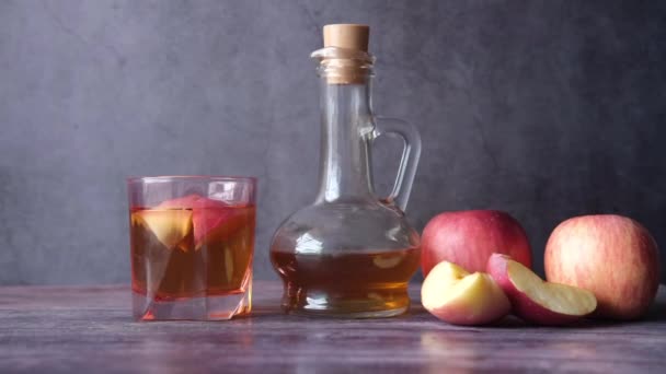 Jablečný ocet ve sklenici s čerstvým jablkem na stole, pohled shora — Stock video