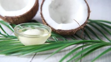 Masada taze hindistan cevizi ve yağ var. 