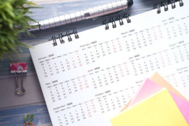 2022 Ocak 'ta ofis masasında takvim