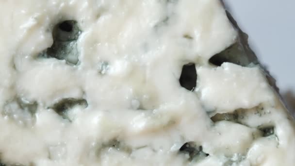 Detalhe tiro de queijo azul na mesa — Vídeo de Stock
