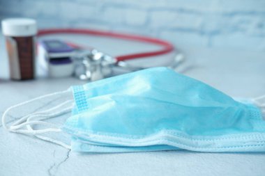 Masadaki mavi cerrahi maskeleri kapatın. 